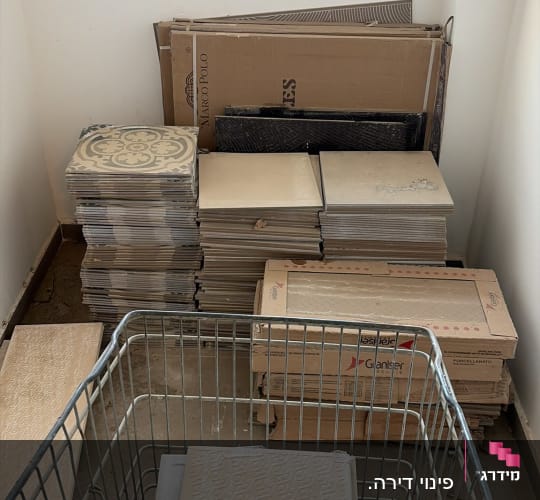 אריחים וקרטונים ליד חלון בחדר